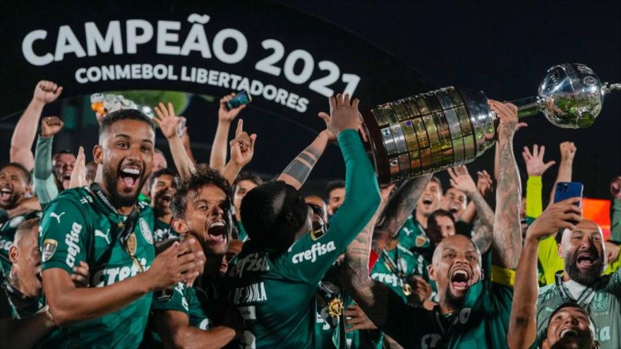 Jugadores del equipo Palmeiras celebrando su campeonato en la Copa Libertadores, 27 de noviembre de 2021.
