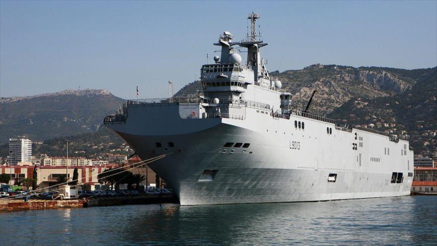 Un buque de asalto anfibio Mistral de la Armada francesa, anclado en las costas del país europeo.