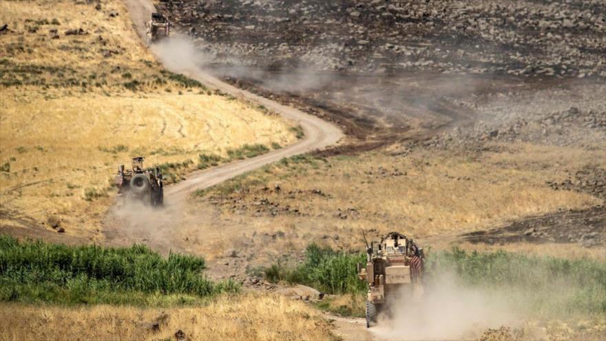 Vehículos de EE.UU. patrullan una zona en la provincia de Al-Hasaka, Siria, 27 de agosto de 2020. (Foto: AFP)