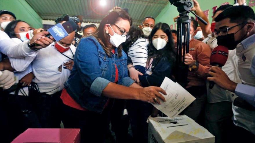 La candidata presidencial del opositor Partido Libre de Honduras, Xiomara Castro, vota en las elecciones presidenciales del país, 28 de noviembre de 2021.