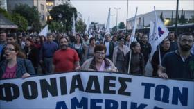 Vídeo: Manifestantes queman bandera de EEUU en Grecia