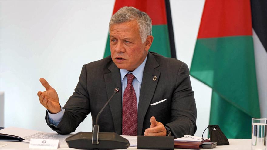El rey de Jordania, Abdalá II, ofrece un discurso en Atenas, capital de Grecia, 28 de julio de 2021. (Foto: AFP)