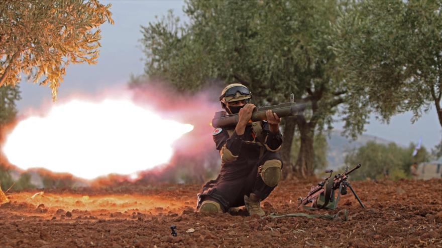 Un mercenario apoyado por Turquía durante ejercicios militares en Alepo, Siria, 31 de octubre de 2021. (Foto: AFP)