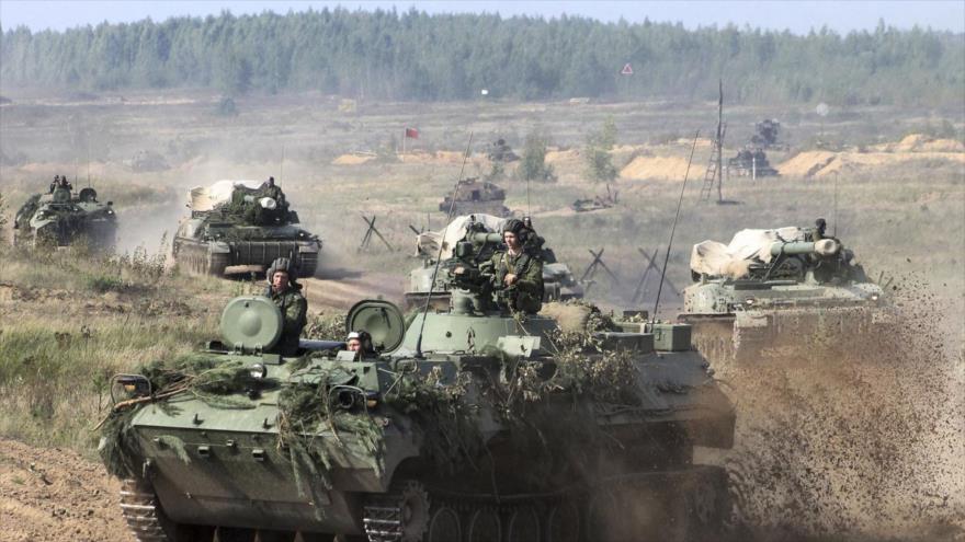 Vehículos del Ejército bielorruso conducen preparándose para unos ejercicios militares en un lugar no revelado en Bielorrusia.