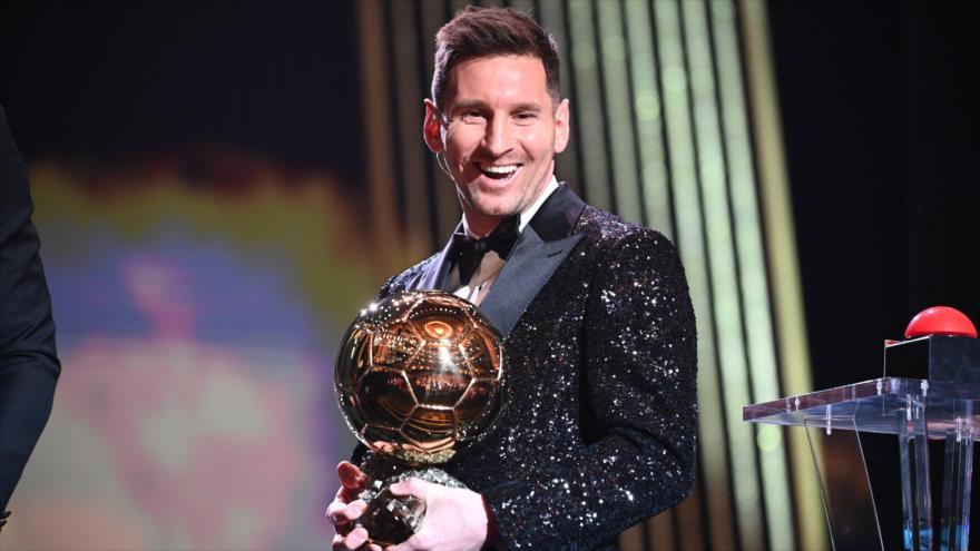 Lionel Messi recibe el Balón de Oro 2021, París, 29 de noviembre de 2021.
