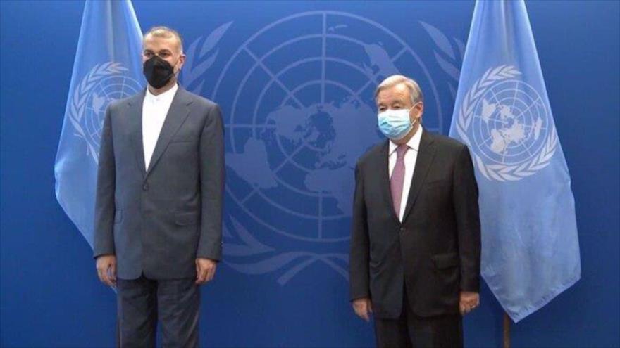 El secretario general de la ONU, Antonio Guterres (dcha.) y el canciller de Irán, Husein Amir Abdolahian (izda.)