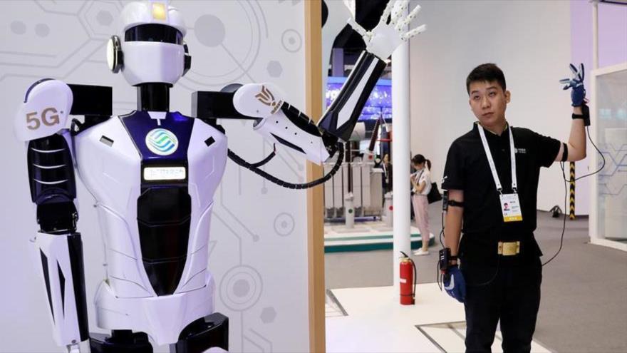 Se muestran el control remoto basado en 5G de un robot en la Conferencia Mundial de Inteligencia Artificial en Shanghái, China, 29 de agosto de 2019.