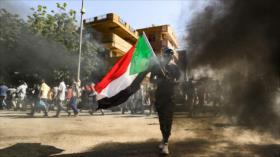 Militares reprimen a manifestantes con gas lacrimógeno en Sudán