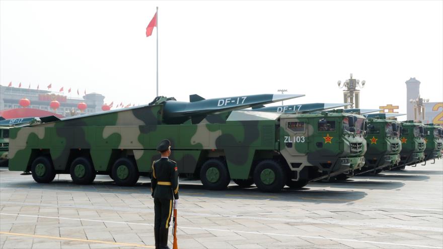 Vehículos militares transportan misiles balísticos hipersónicos DF-17 de China, Pekín, 1 de octubre de 2019. (Foto: Reuters)