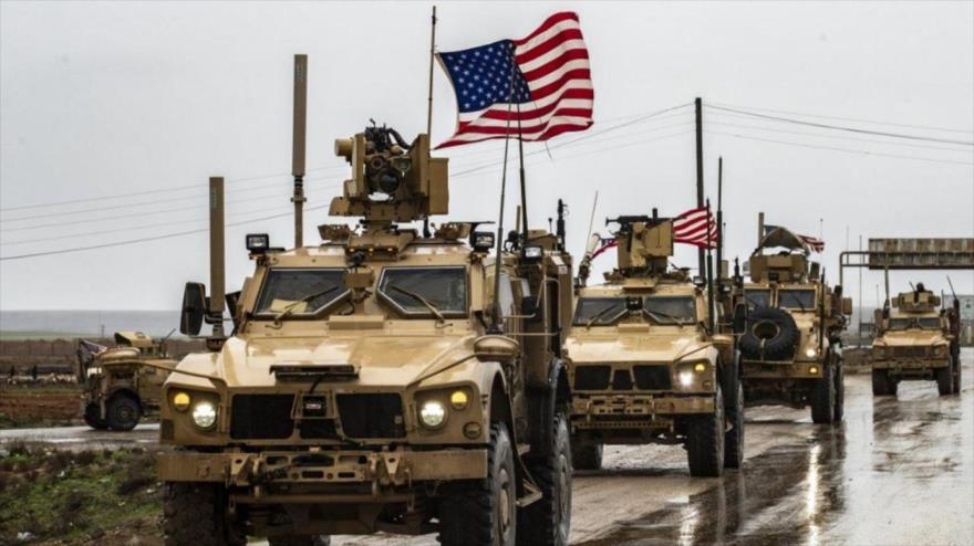 Un convoy de vehículos de EE.UU. abandona el norte de Siria y entra por un cruce fronterizo en Irak.