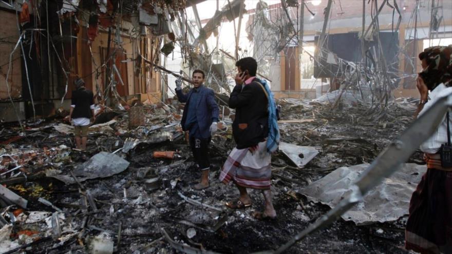 Rescatistas yemeníes buscan víctimas entre los escombros de un edificio destruido tras los ataques aéreos contra Saná, la capital. (Foto: AFP) 