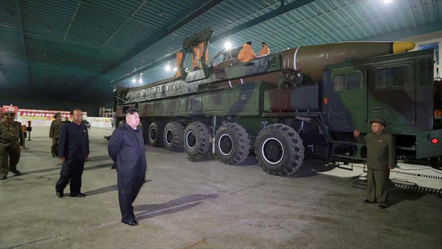 El líder de Corea del Norte, Kim Jong-un, observa las armas nucleares del Ejército del país. (Foto: AFP)