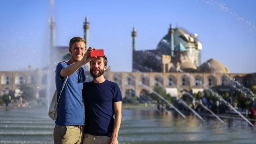 Turistas extranjeros visitan la histórica Plaza Imam, también conocida como Plaza Naqsh-e Yahan, en Isfahán, centro de Irán.

