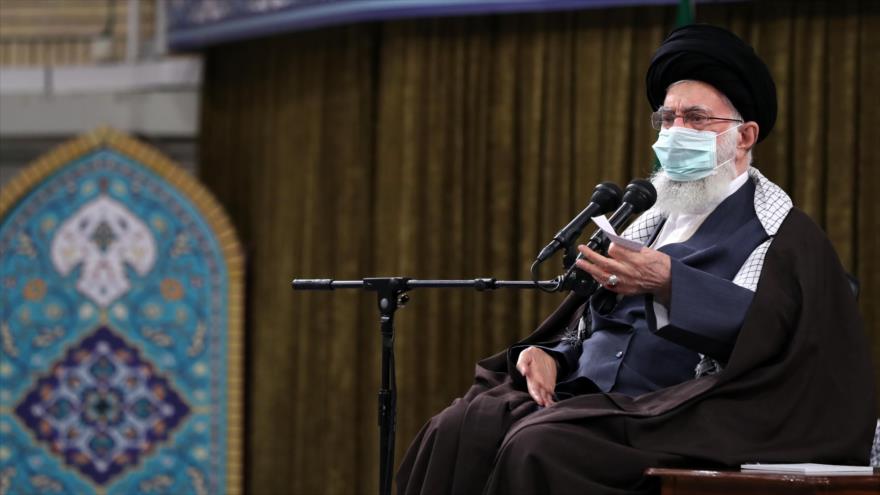 El Líder de Irán ofrece un discurso en un encuentro con organizadores de un congreso sobre mártires de la provincia de Ilam, 21 de noviembre de 2021.