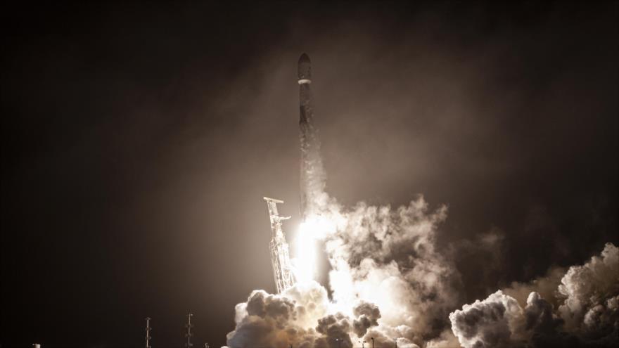 Un cohete Falcon 9 de SpaceX despega en Vandenberg, California el 24 de noviembre de 2021. 