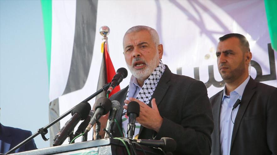 Ismail Haniya (izda.), jefe político del movimiento palestino HAMAS, ofrece un discurso en Rafah en la Franja de Gaza, 23 de noviembre de 2019.