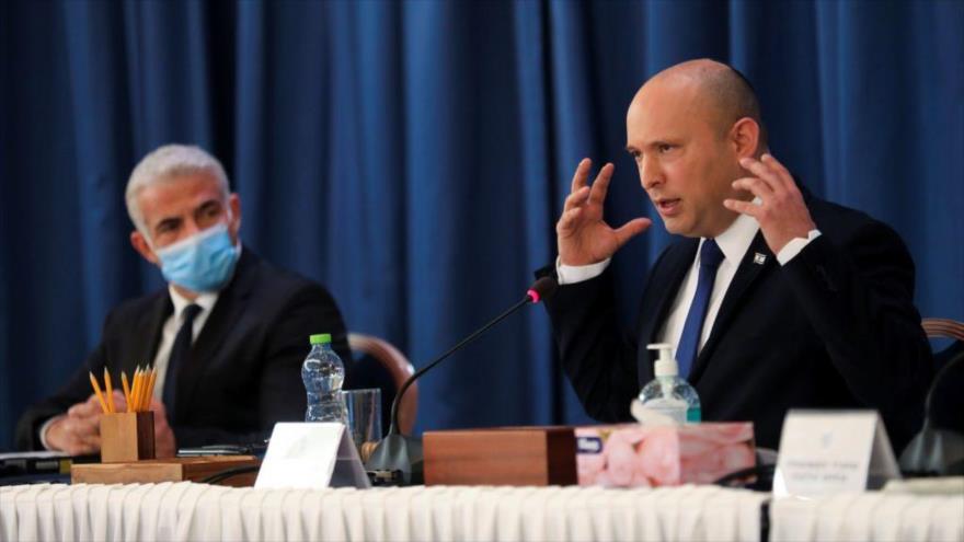El primer ministro israelí, Naftali Bennett, (dcha.) en una reunión semanal de su gabinete. (Foto: Reuters)