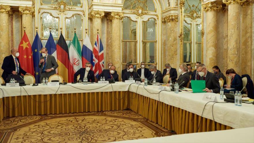 Viceministro iraní de Asuntos Exteriores, Ali Baqeri Kani, y los demás representantes del PIAC en Viena, 29 de noviembre de 2021. (Foto: Reuters)