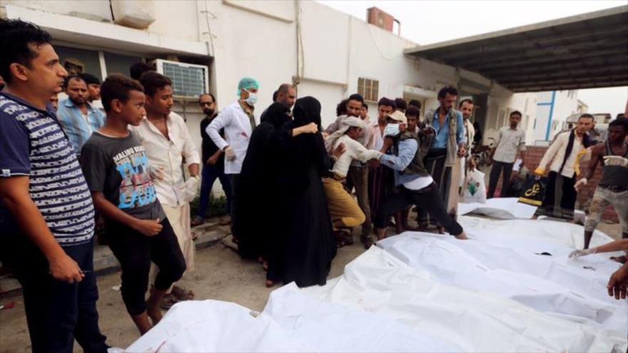 Los familiares junto a los cuerpos de las víctimas de un ataque aéreo de Riad a la ciudad portuaria de Al-Hudayda (oeste), Yemen. (Foto: Reuters)