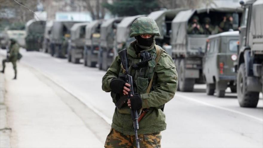 Militares del Ejército ruso en la ciudad de Balaclava, en la frontera de Ucrania. (Foto: Reuters)