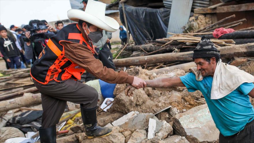 El presidente peruano, Pedro Castillo, visita una zona afectada por un terremoto en el noreste del país, 28 de noviembre de 2021. (Foto: AFP)