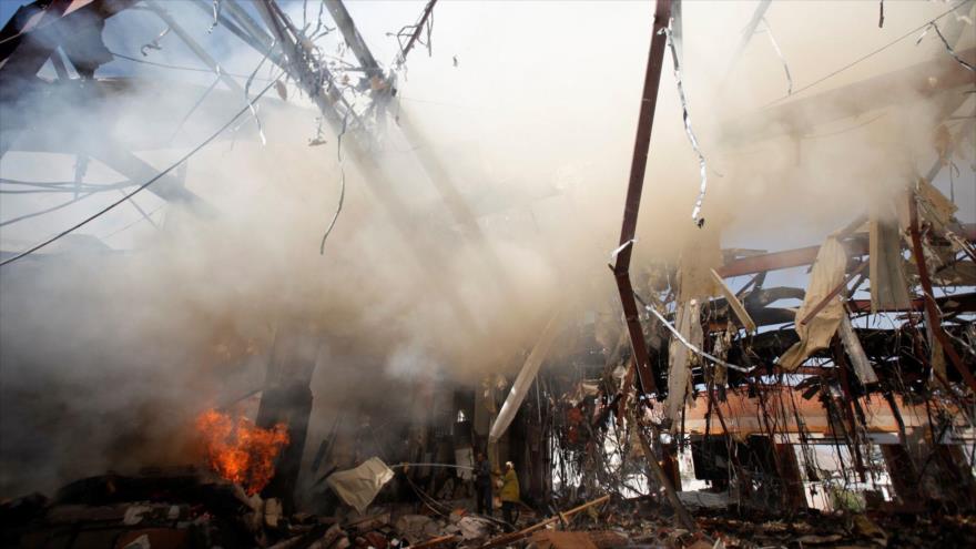 Bomberos intentan extinguir el fuego tras ataque de coalción saudí contra un funeral en Saná, la capital yemení, 9 de octubre de 2016. (Foto: Reuters)