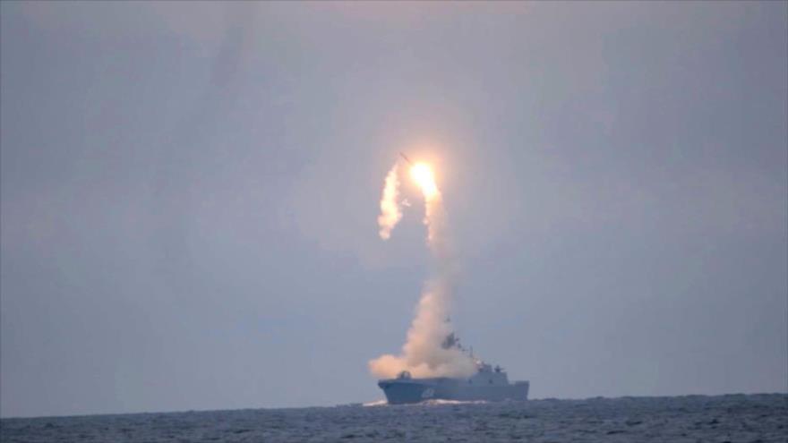 Misil hipersónico Tsirkon lanzado desde la fragata rusa de misiles guiados Almirante Gorshkov en el Mar Blanco, 7 de octubre de 2020. (Foto: Reuters)