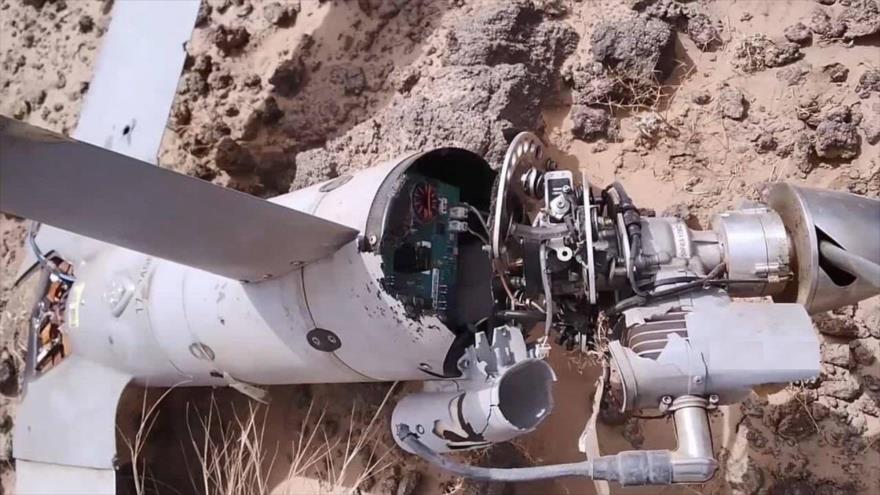 Los restos de un dron de reconocimiento Scan Eagle fabricado en EE.UU. que fue derribado por el Ejército yemení, 21 de junio de 2021.