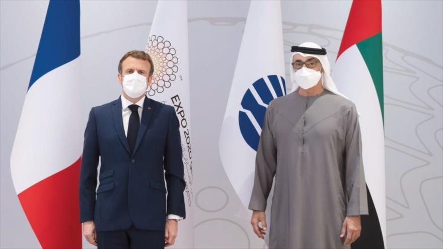 El presidente francés, Emmanuel Macron (izq.), y el príncipe heredero emiratí, Mohamad bin Zayed Al Nayhan en EAU, 3 de diciembre de 2021.