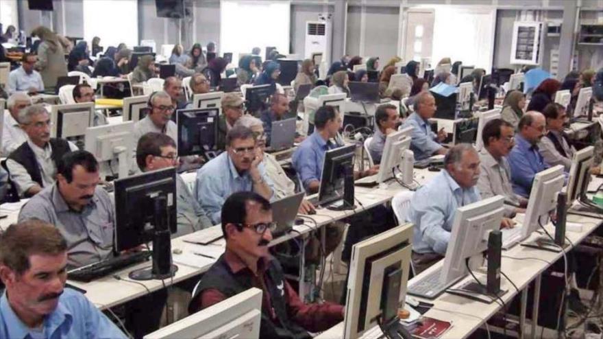 Miembros del MKO operando conjuntos de computadoras para propagar mensajes a fin de empañar la imagen de la República Islámica de Irán.