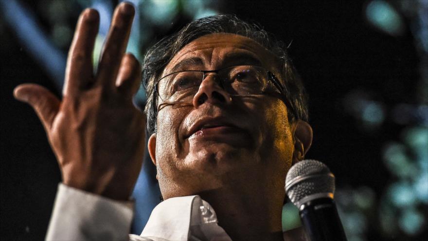 Gustavo Petro, candidato presidencial de comicios colombianos, pronuncia un discurso en Medellín, Colombia, 19 de noviembre de 2021. (Foto: AFP)