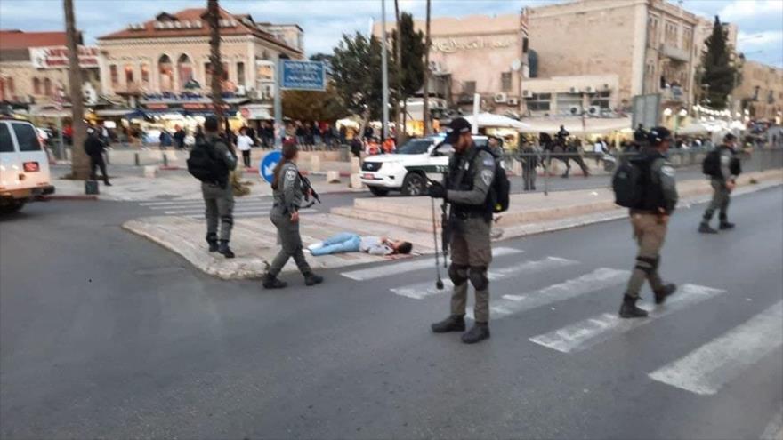 El cuerpo sin vida a Muhamad Shawkat Salima, un joven palestino asesinado por la policía israelí en Al-Quds, 4 de diciembre de 2021.