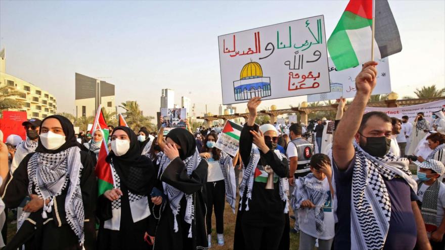 Los kuwaitíes se manifiestan en solidaridad con el pueblo palestino en la capital, 19 de mayo de 2021. (Foto: AFP).