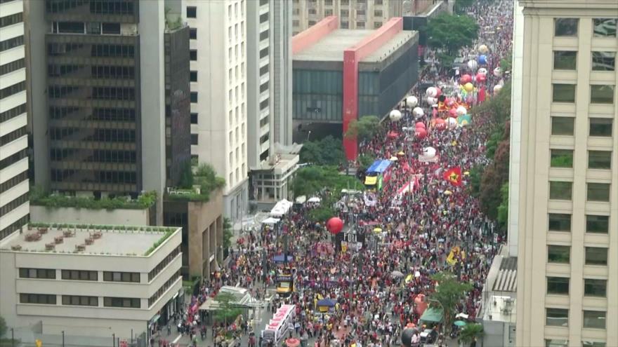 ‘Nunca más Bolsonaro’: Mujeres marchan contra presidente brasileño