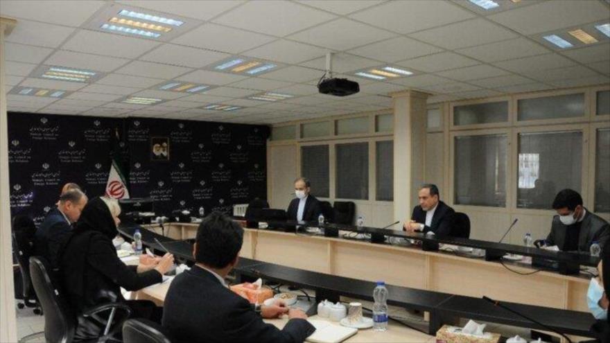 El secretario del Consejo Estratégico de la Cancillería iraní, Seyed Abás Araqchi (dcha.) en una reunión con el representante Especial Adjunto del Secretario General de la ONU para Afganistán, Mette Knudsen. 5 de diciembre de 2021