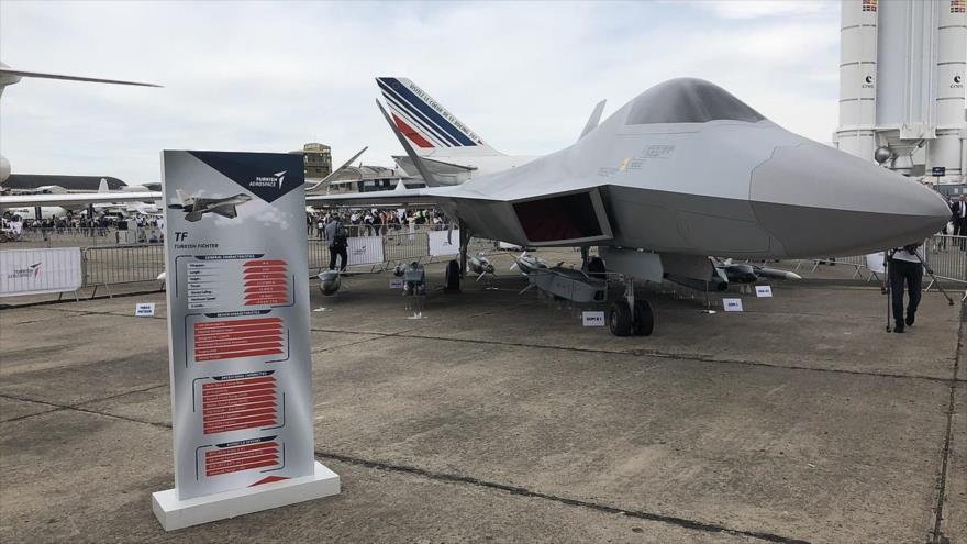 Una maqueta del proyectado TF-X presentada por Industrias Aeroespaciales de Turquía en el Salón Aeronáutico de París en 2019. 