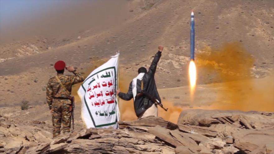 Combatientes del movimiento popular yemení Ansarolá lanzan un misil balístico hacia Riad, capiral de Arabia Saudí, diciembre de 2017.