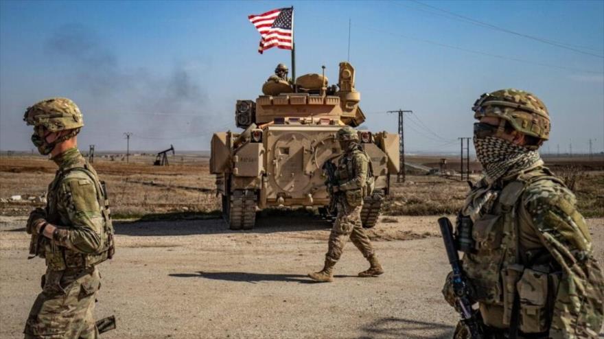 Soldados de EE.UU. caminan mientras patrullan los campos petroleros en Al-Hasaka, Siria, 13 de febrero de 2021. (Foto: AFP)
