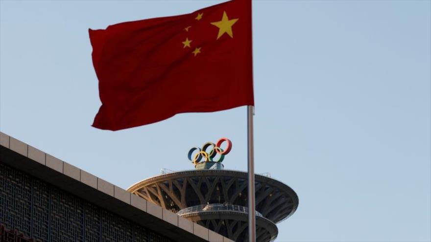 Una bandera china ondea cerca de la Torre Olímpica en Pekín, capital china, 11 de noviembre de 2021. (Foto: Reuters)