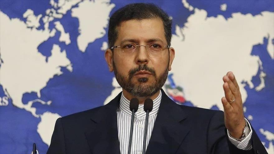 El portavoz de la Cancillería persa, Said Jatibzade, habla con la prensa en Teherán, la capital.