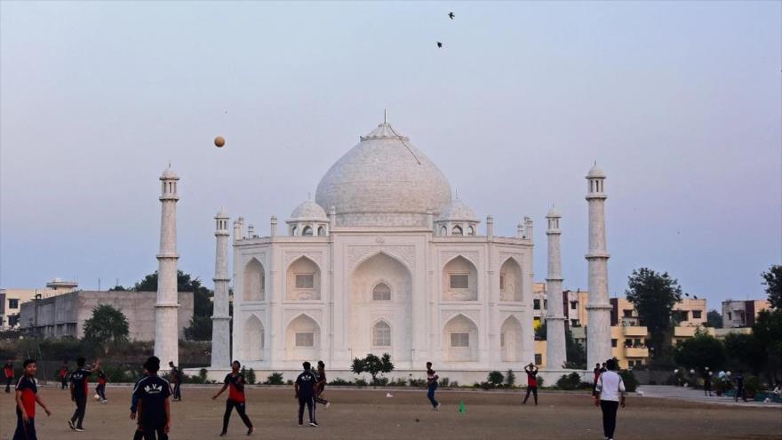 Un hombre indio construye una réplica de Taj Mahal.