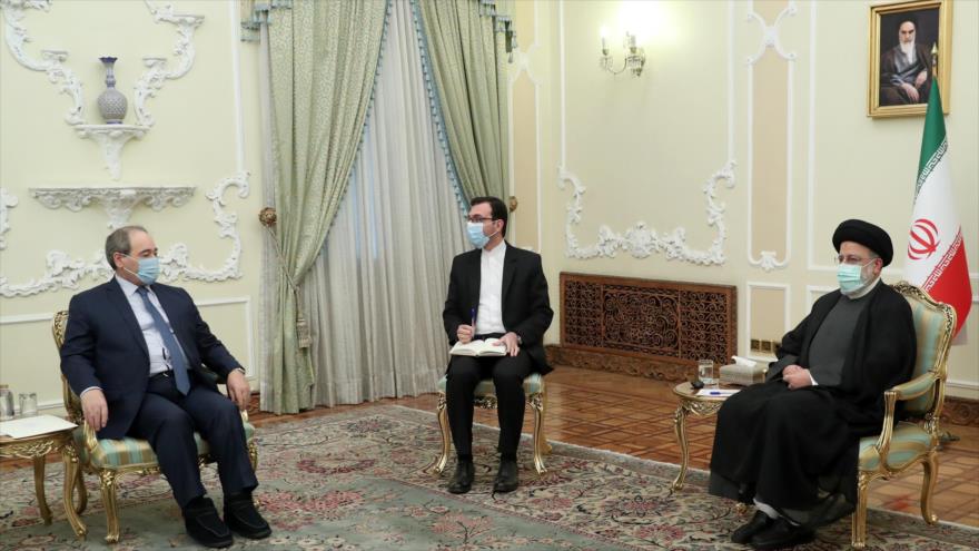 Presidente iraní, Seyed Ebrahim Raisi, (dcha.) y canciller sirio, Faisal al-Miqdad, se reúnen en Teherán, 6 de diciembre de 2021. (Foto: president.ir)
