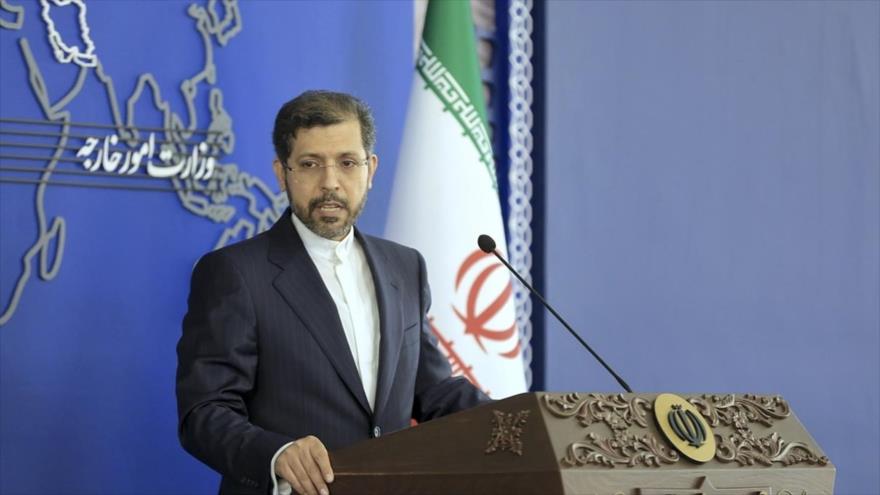 El portavoz de la Cancillería de Irán, Said Jatibzade, ofrece una rueda de prensa en Teherán, la capital. (Foto: YJC)
