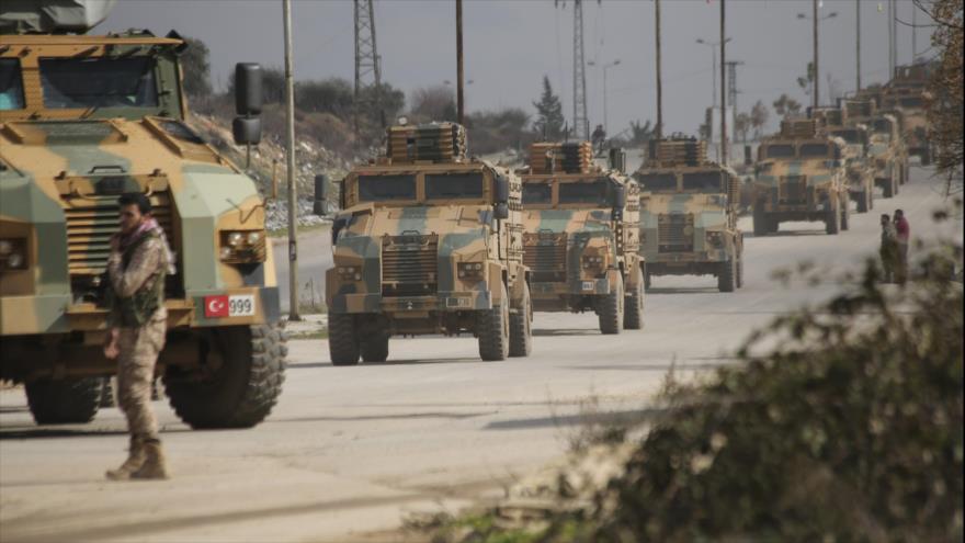 Un convoy militar turco recorre la provincia de Idlib, en Siria, 22 de febrero de 2020. (Foto: AP)