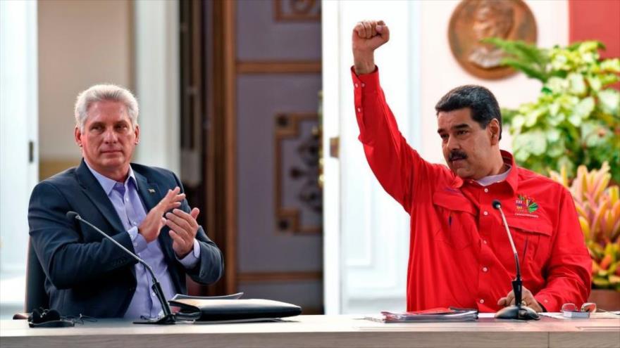 El presidente cubano, Miguel Díaz-Canel (izq.) y su par venezolano, Nicolás Maduro, en una ceremonia en Caracas, 28 de julio de 2019. (Foto: AFP)