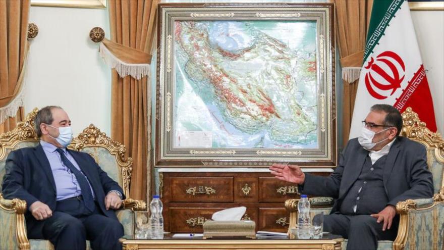 Presidente del Consejo Supremo de Seguridad Nacional de Irán, Ali Shamjani, (dcha.) y el canciller de Siria, Teherán, 7 de diciembre de 2021. (Foto: ISNA)
