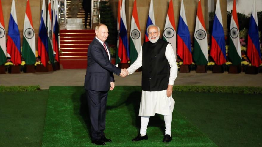 El presidente ruso, Vladimir Putin (izda), le da la mano al primer ministro de La India, Narendra Modi, 6 de diciembre de 2021. (Foto: Reuters)