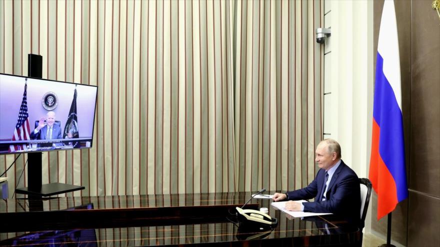 El presidente ruso, Vladimir Putin, (dcha.) y su par estadounidense, Joe Biden, en una cumbre telemática, 7 de diciembre de 2021. (Foto: kremlin.ru)