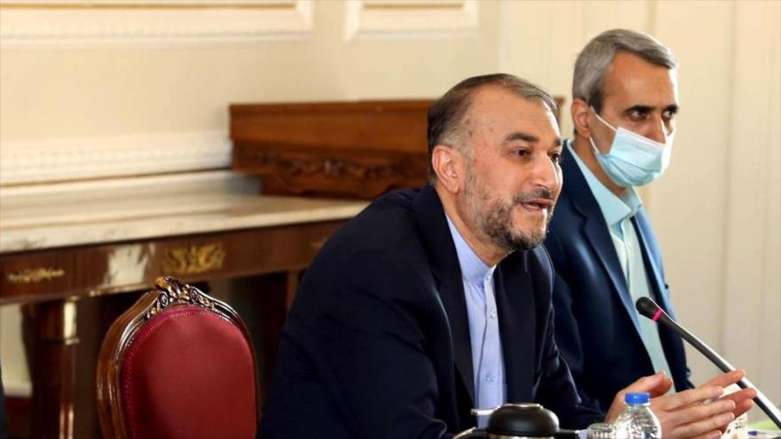 El canciller iraní, Hosein Amir Abdolahian, en una reunión con funcionarios del Parlamento, Teherán, 7 de diciembre de 2021. (Foto: Icana)