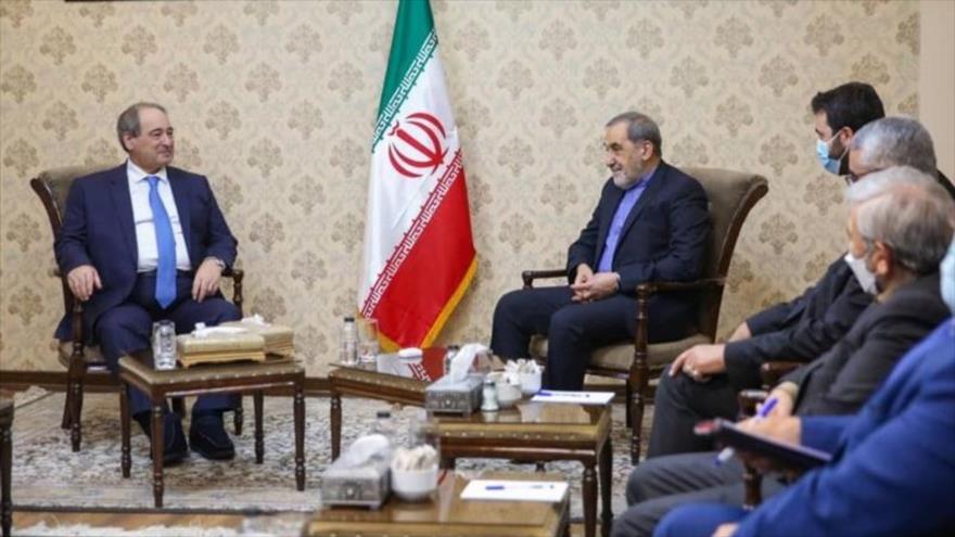 El canciller sirio, Faisal al-Miqdad, (izq.) reunido con Ali Akbar Velayati, asesor del Líder de Irán, Teherán, 7 de diciembre de 2021.